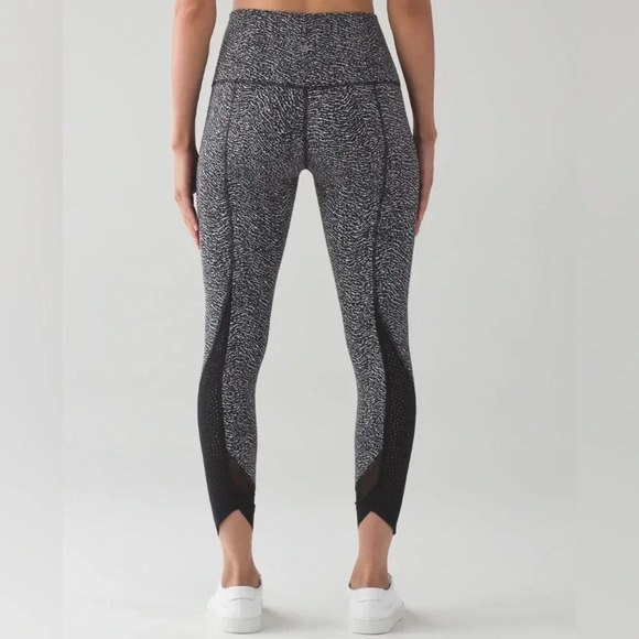 Lululemon Wunder Under Pant Hi-Rise Laser Cut
Luon Ripple Jacquard Black White 6 - Picture 2 of 7